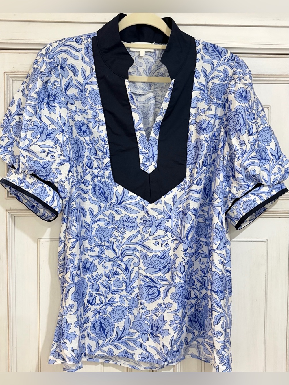 PRELOVED SZ XL entro Navy Trim Tunic with Blue Floral Print on White exc cond